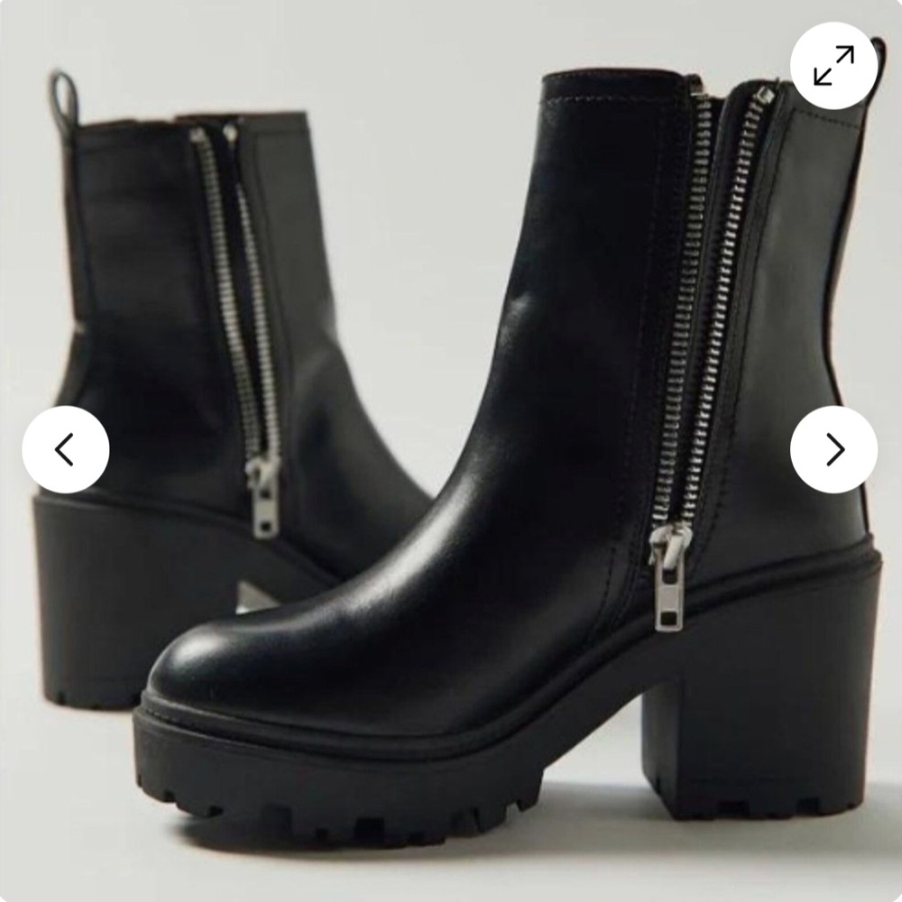 NWT Urban Outfitters Black Chunky Platform Ankle Boots with Side Zippers